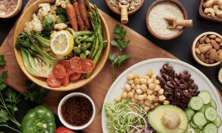 еда на разных тарелках, сервированный стол