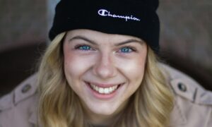 Девушка улыбается