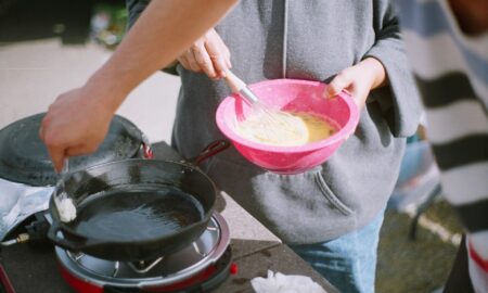 Женщина готовит еду