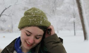 Девушка улыбается