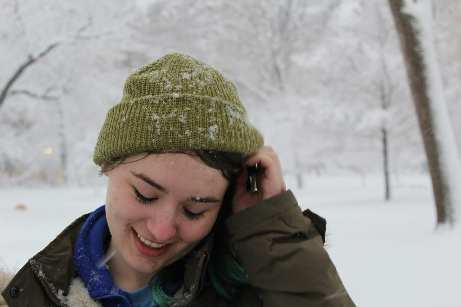 Девушка улыбается