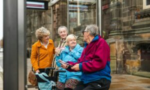 Бабушки сплетничают