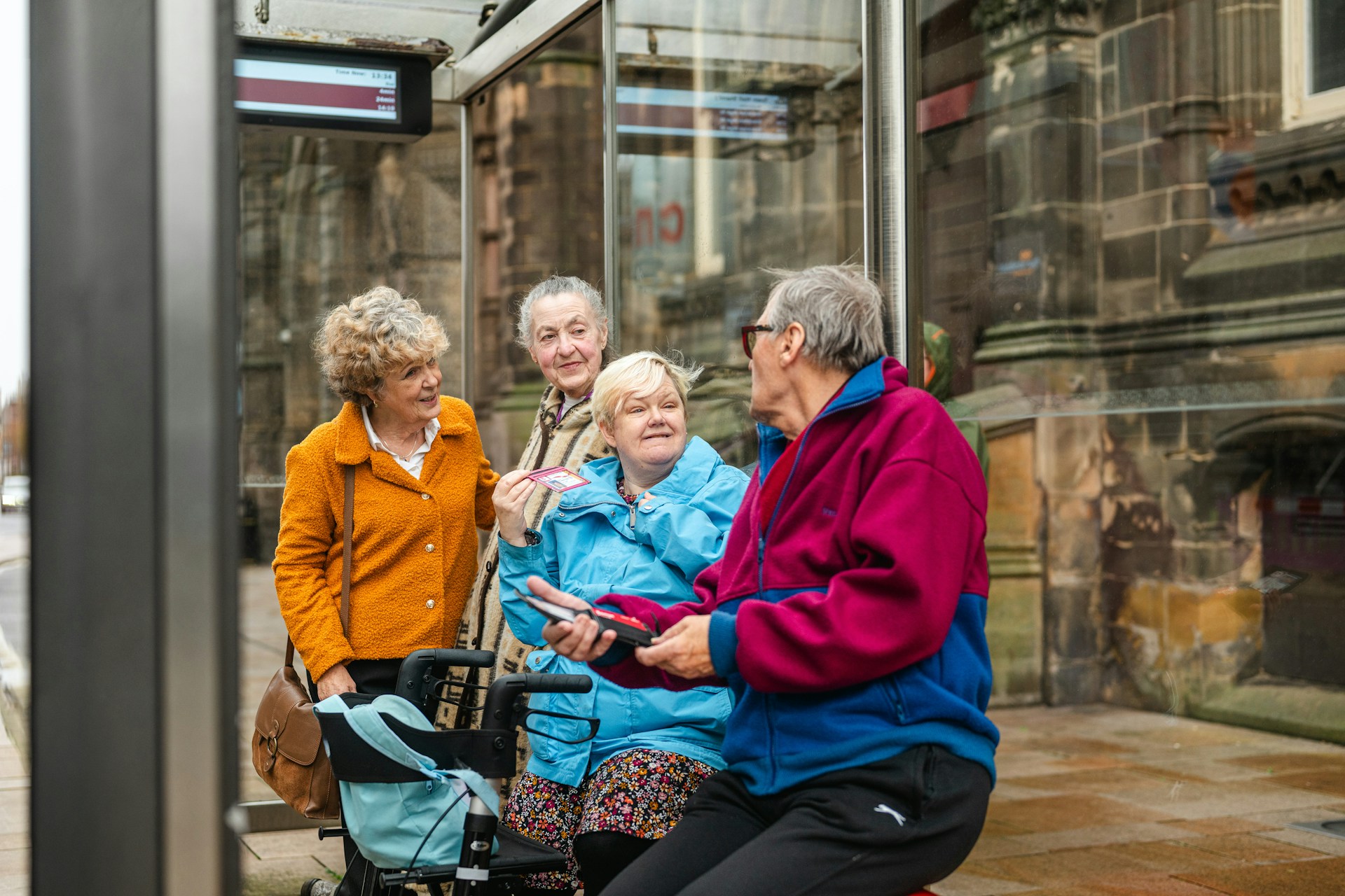 Бабушки сплетничают