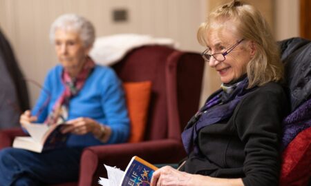 Бабушка читает книгу