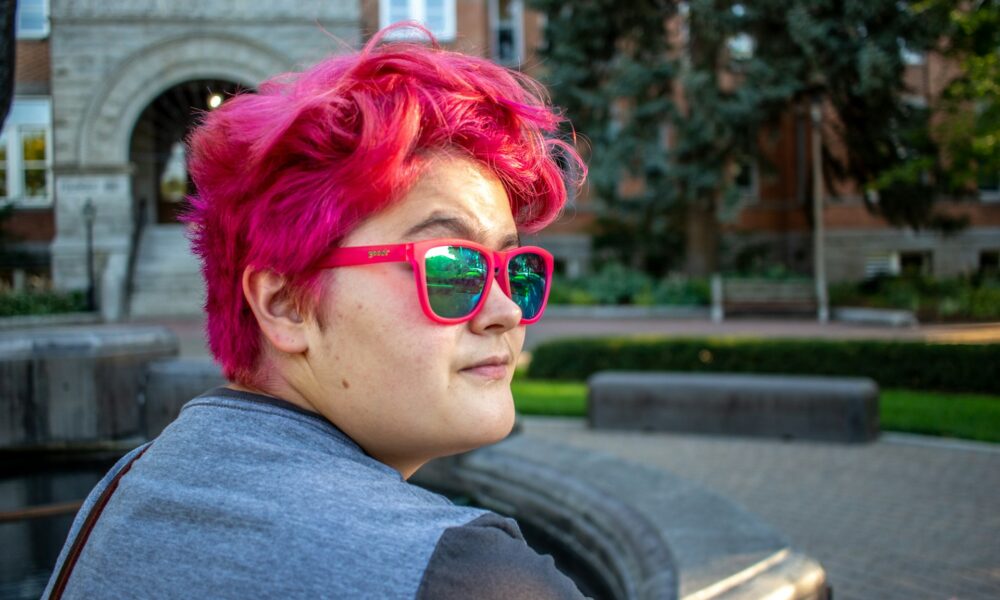 Девушка с розовыми волосами в очках