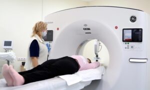 alt мужчине делают обследование