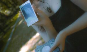 Девушка с картами таро