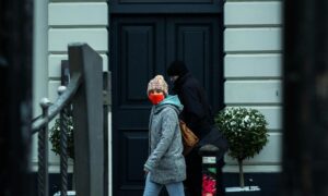 Прохожие на улице