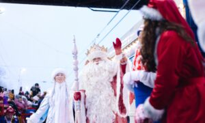 Дед Мороз со Снегурочкой прибыли на поезде в Великий Новгород