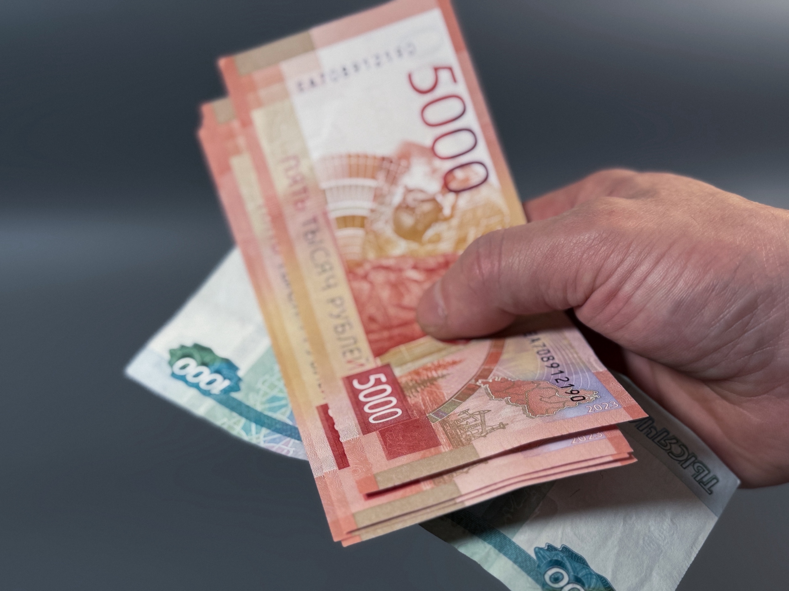 деньги в руке