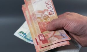 пачка денег в руке