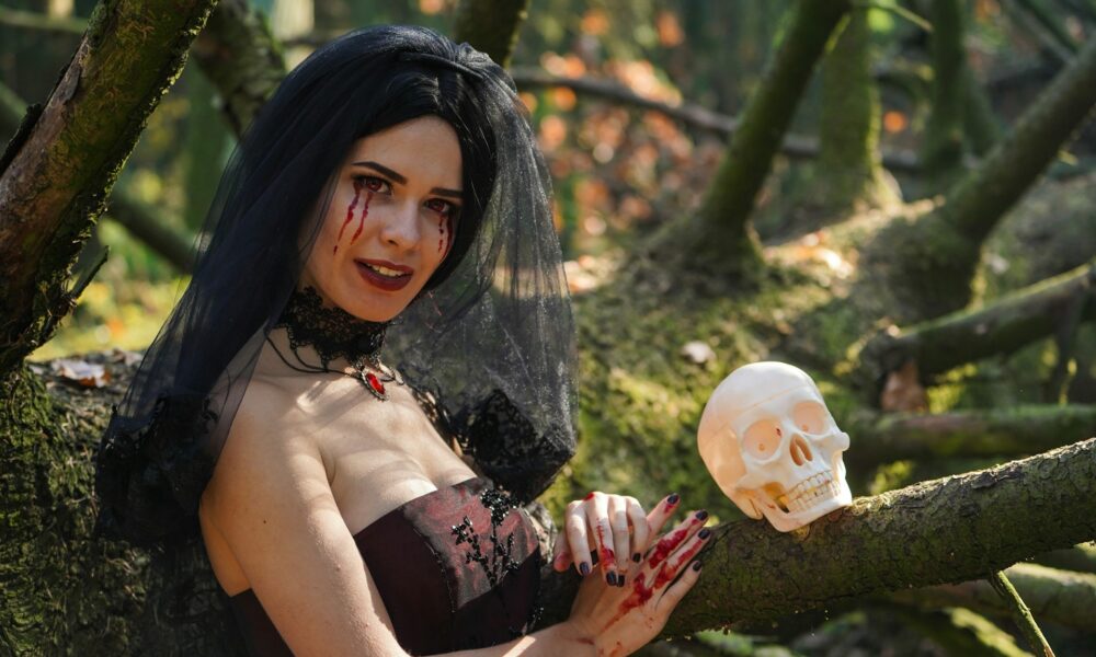 Женщина ведьма и череп