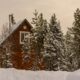 дачный дом в снегу