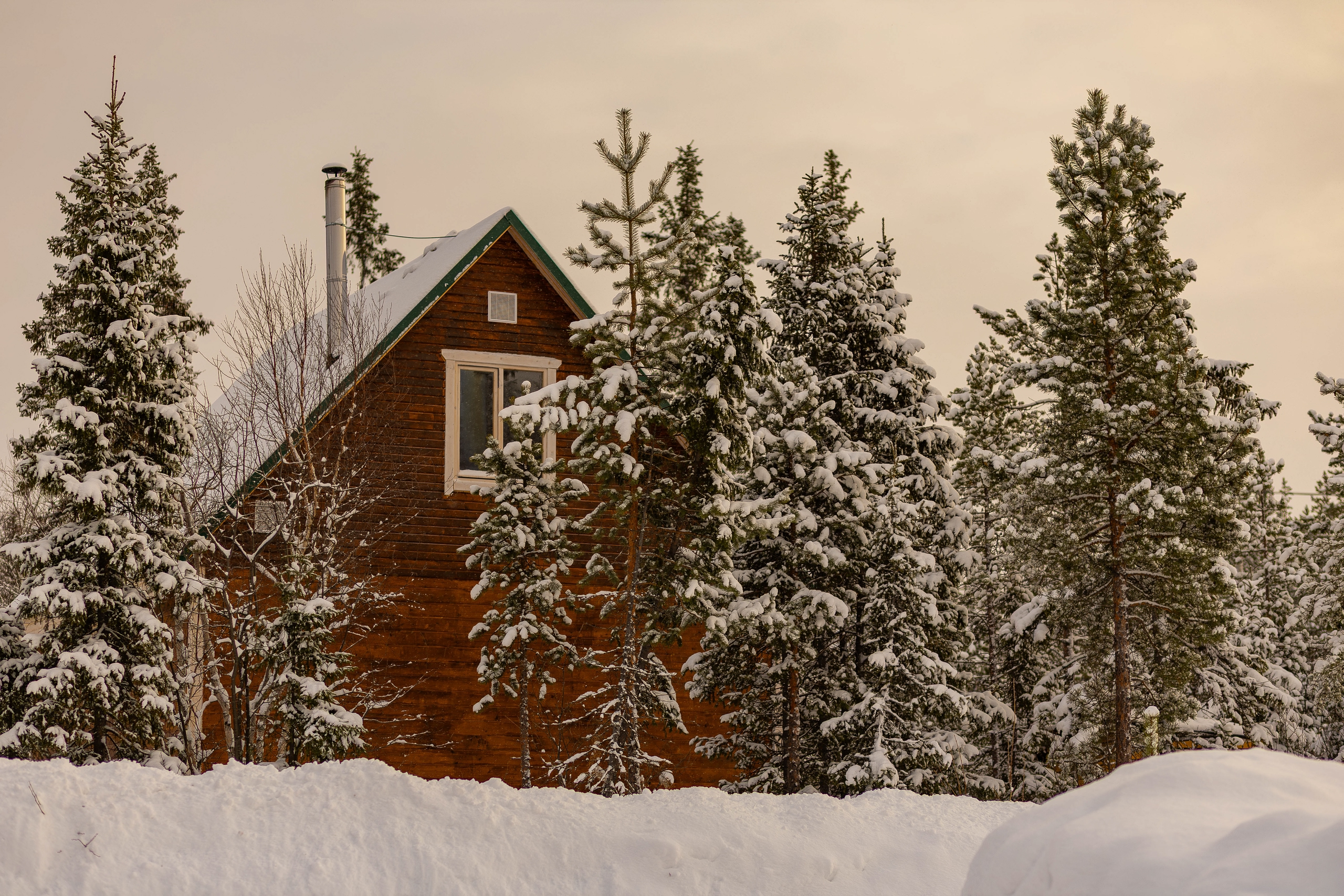 дачный дом в снегу