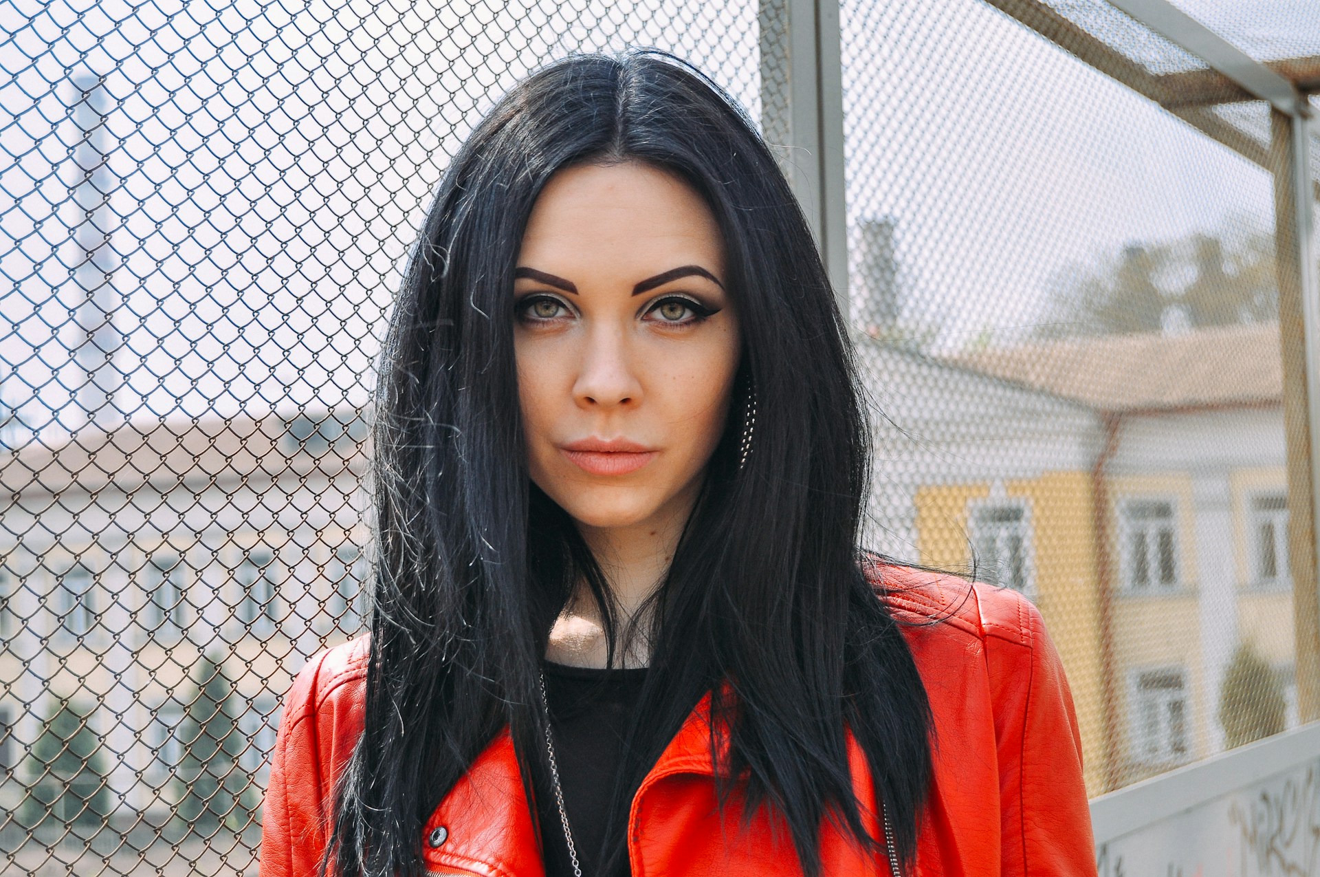 Брюнетка с черными бровями