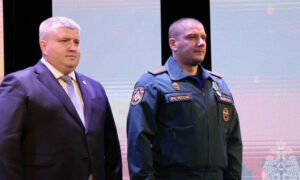 alt губернатор награждает пожарного