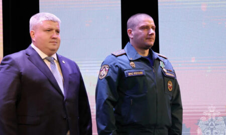 alt губернатор награждает пожарного