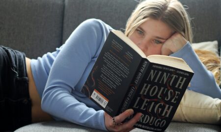 Девушка читает