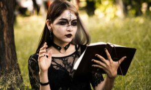 Девушка ведьма