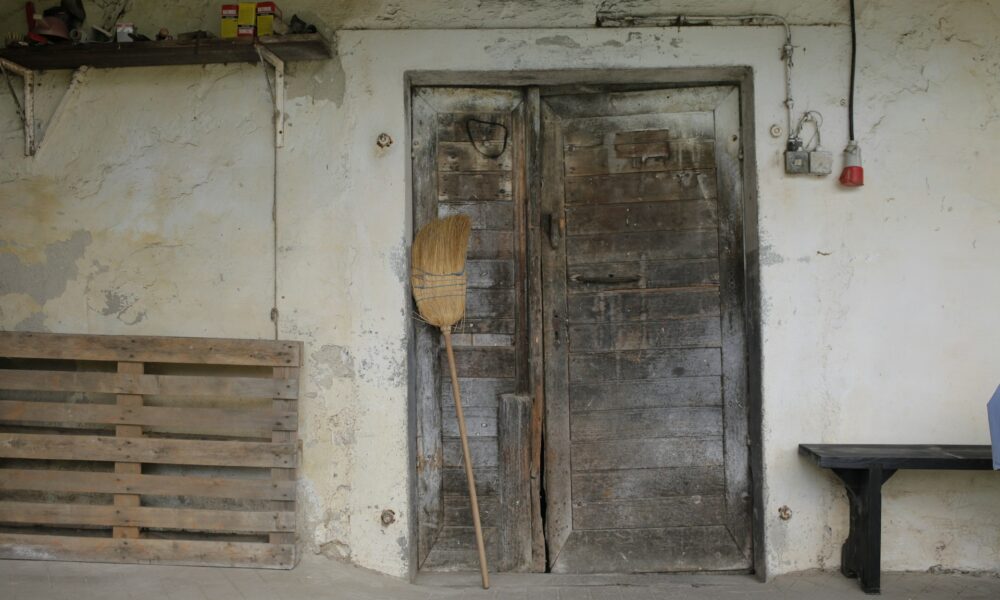 Метла у двери