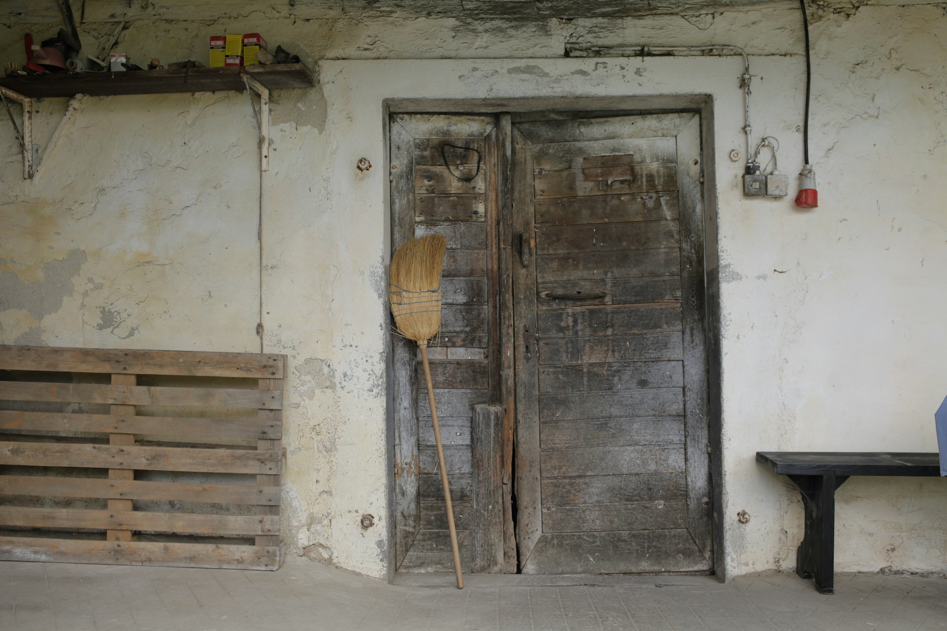 Метла у двери