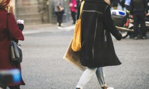 Девушка в кроссовках и пальто