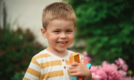 Ребенок с игрушкой