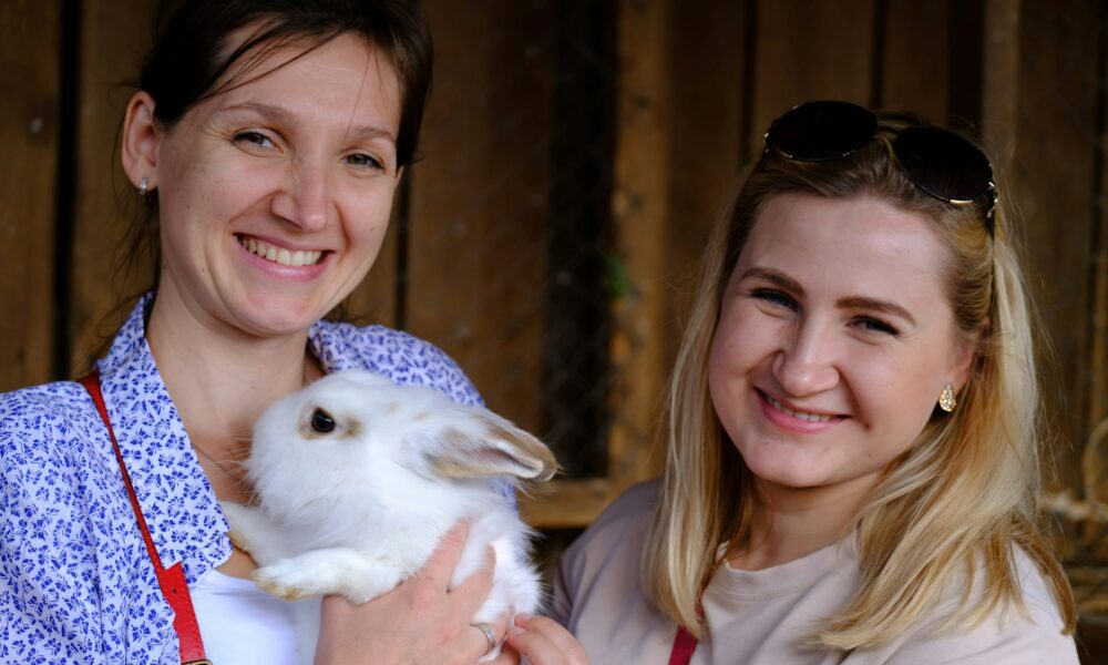 Девушки улыбаются