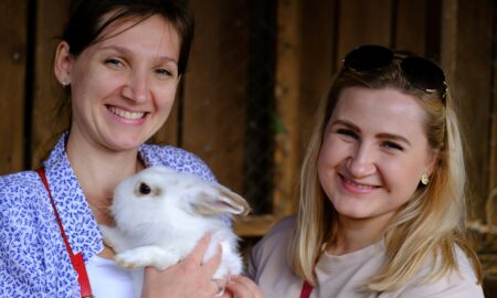 Девушки улыбаются