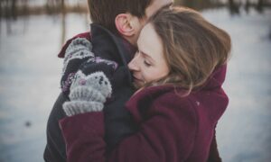 Пара обнимается