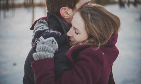 Пара обнимается