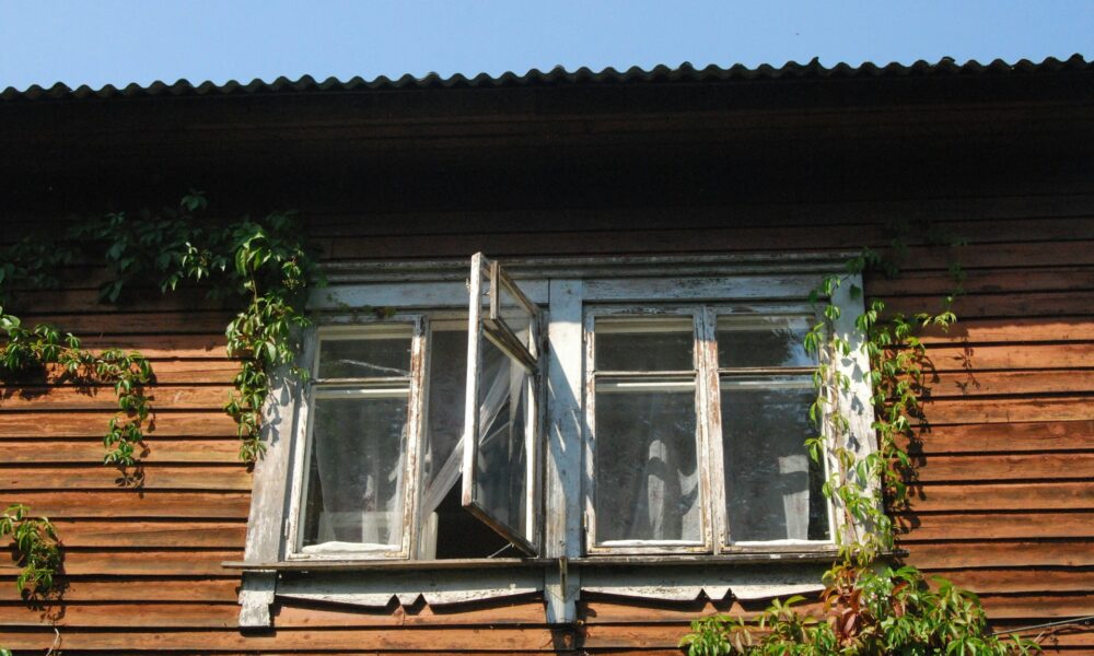 Окна старого дома