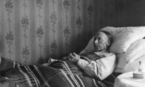 Бабушка лежит в постели