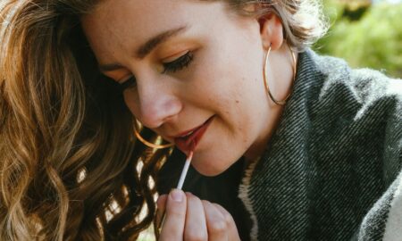 Девушка красит губы