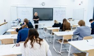 школьники сдают экзамен