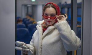 Девушка в метро