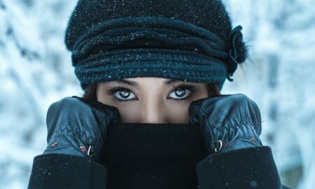 Девушка в шапке и перчатках