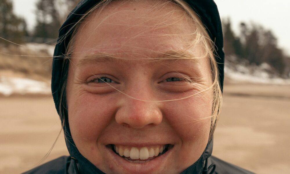 Девушка улыбается