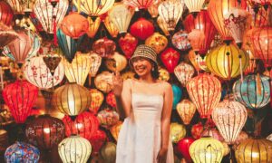 Девушка и фонарики