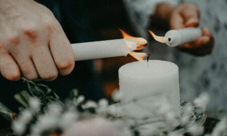 Свечи зажигают