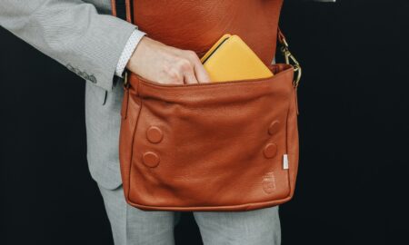 Девушка с сумкой