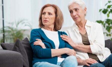 Взрослая женщина поссорилась со старой леди