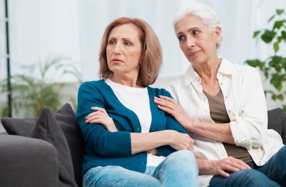 Взрослая женщина поссорилась со старой леди