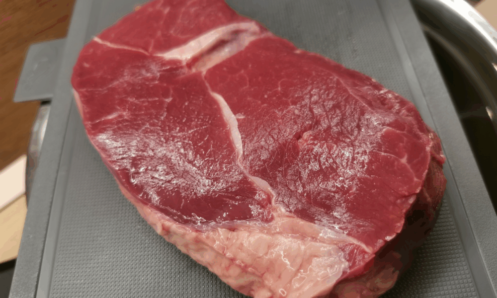 Кусок говядины на разделочной доске