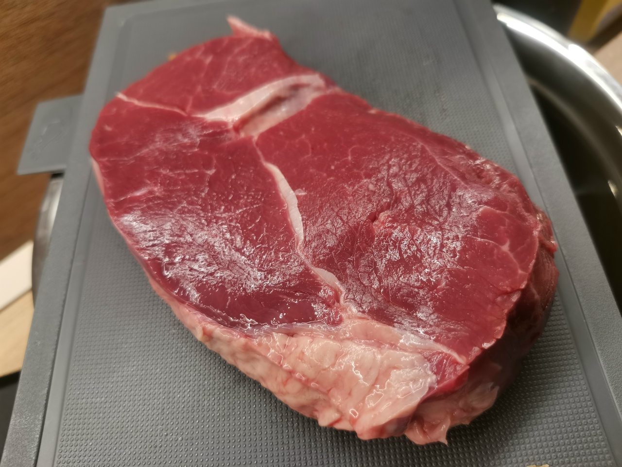 Кусок говядины на разделочной доске