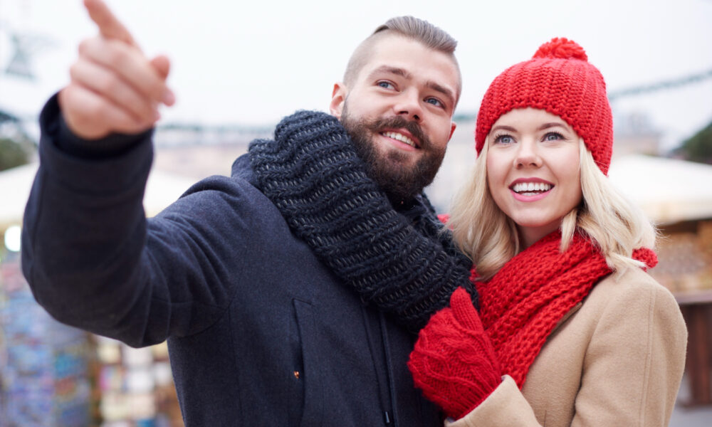 Мужчина и женщина на улице зимой.