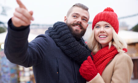 Мужчина и женщина на улице зимой.