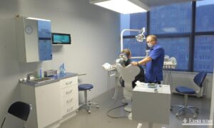 alt пациенту лечат зубы