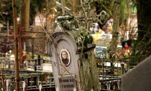 Памятник на кладбище в Великом Новгороде