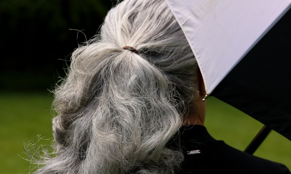 Девушка с седыми волосами